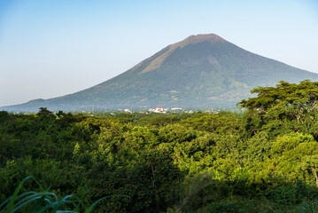 Naklejka premium Beautiful Daytime Landscape View of San Miguel city and Chaparrastique Volcano in El Salvador