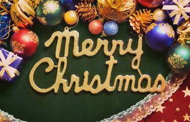 メリークリスマスの文字プレート　クリスマスオーナメントの背景装飾　パーティー