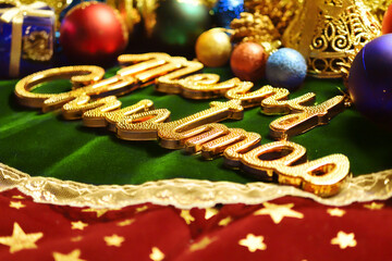 メリークリスマスの文字プレート　クリスマスオーナメントの背景装飾　パーティー