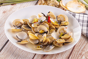 Boiled fresh clams with lemongrass