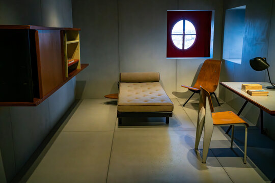 vue d'une chambre design dans les combles du mus&eacute;e des arts d&eacute;coratifs de la ville de Paris en France