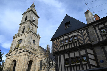 Maison à colombages avec l'église Saint-Patern de Vannes au second plan