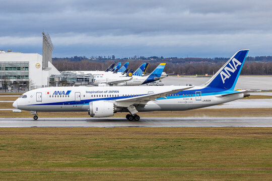 Eine Boeing 787-8 Dreamliner der Fluggesellschaft ANA &ndash; All Nippon Airways mit dem Kennzeichen JA822A hebt vom Flughafen M&uuml;nchen in Richtung Tokyo Haneda ab. 