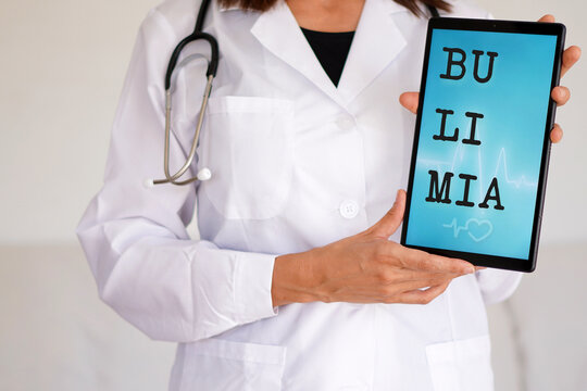 BULIMIA. conceptos medicos y de salud mental. mujer doctor con el diagnostico escrito en su tablet digital