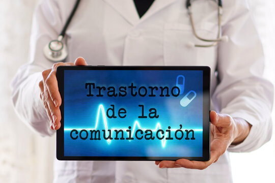 TRASTORNO DE LA COMUNICACION. conceptos medicos y de salud mental. mujer doctor con el diagnostico escrito en su tablet digital