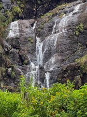 Mały wodospad spływający po skalnej ścianie © Karolina