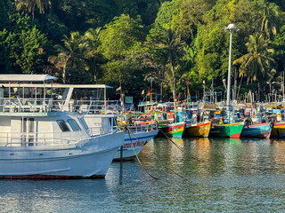 Kolorowe łodzie rybackie w tropikalnym porcie © Karolina