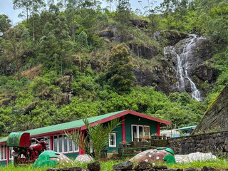Dom w górskim krajobrazie z wodospadem na Sri Lance © Karolina