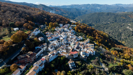 vista del municipio de Pujerra en la estaci&oacute;n del oto&ntilde;o del valle del Genal, Andaluc&iacute;a