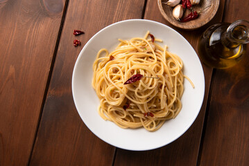 Spaghetti con aglio, olio e peperoncino, tipica ricetta semplice di pasta italiana 