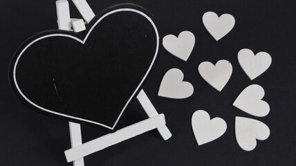 Biglietto di auguri per San Valentino con cuore nero, con piccoli cuori bianchi su sfondo nero.