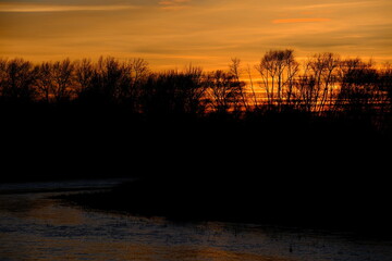 krwisty zachód słońca w dolinie rzeki Dunajec © Przemysaw