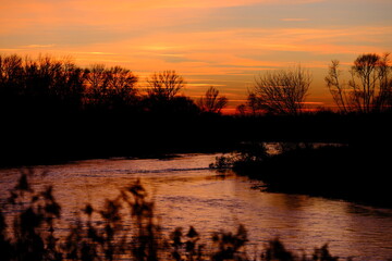 krwisty zachód słońca w dolinie rzeki Dunajec © Przemysaw