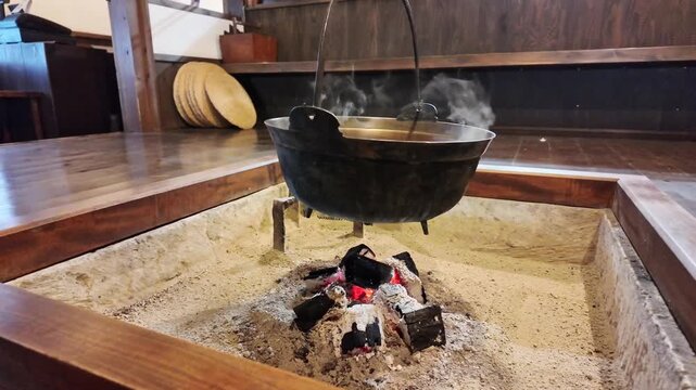 日本家屋の囲炉裏と鍋