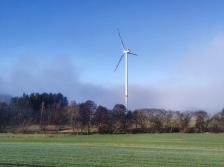 Windrad im Nebel