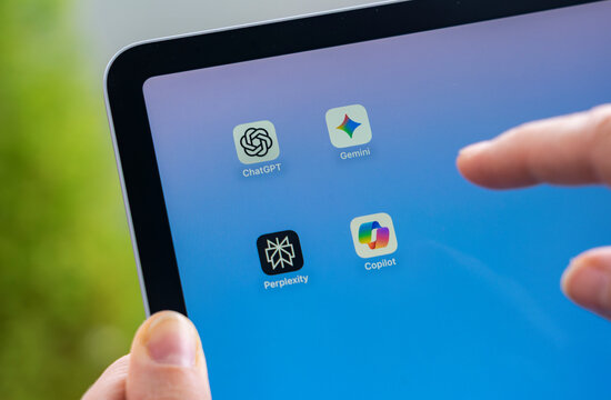 KI K&uuml;nstliche Intelligenz - vier verschiedene Apps, Programme auf Smartphone, Tablet zur Auswahl, Hand, Finger tippt: ChatGPT, Gemini , Microsoft COPILOT, Perplexity