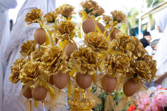 ornamental manggar egg golden flower for celebrations in Indonesia and Malaysia which will be distributed to guests as gifts
