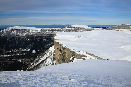 Le plateau de Font d'Urle enneig&eacute; et les falaises versant Diois. Massif du Vercors Sud - Dr&ocirc;me - Alpes 