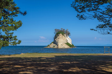 能登半島地震発生後の見附島の姿