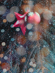 Sfondo a tema Natalizio con rami d'abete decorazioni e aloni di luce colorata