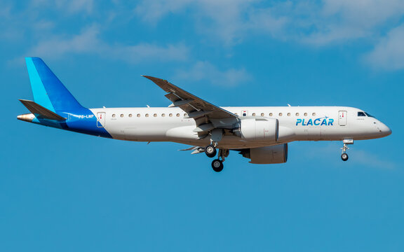 Campinas, Brazil &ndash; November 20, 2025: Placar Linhas A&eacute;reas Embraer E190-E2 (PS-LMP) landing at Viracopos Airport. The aircraft belongs to Leila Pereira and is chartered by Brazilian football teams.