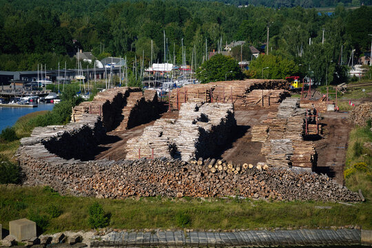 Ein riesiges Holzlager im Freien, mit Baumst&auml;mmen verschiedener Baumarten, in der N&auml;he von Riga in Lettland