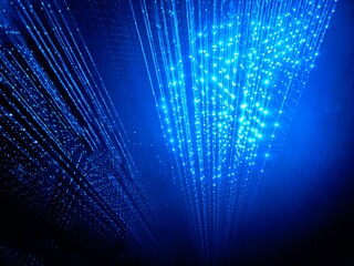 没入型デジタルアートが作り出すサイバーでクールな青色イルミネーション背景