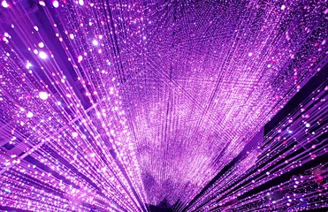 没入型デジタルアート 紫色のイルミネーションが輝くテクノロジーの背景
