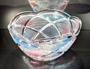 光を反射して輝く伝統工芸品の江戸切子ガラスボウルのクローズアップ