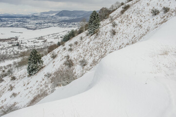 Schneelandschaft mit Schneeverwehung auf Wanderweg Gustav-Str&ouml;hmfeld-Weg und Eduard M&ouml;rike Weg am ehemaligen Vulkanschlot Jusiberg in Kohlberg mit Panorama der schw&auml;bischen Alb.