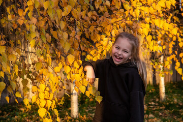 girl in autumn park