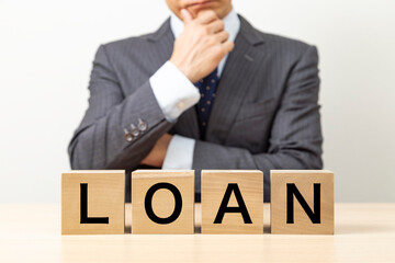 「LOAN」と書かれたブロックとビジネスマン