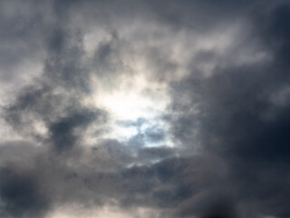 Fototapeta premium Sonne hinter grauen Wolken