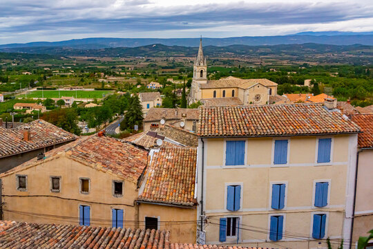 Wide shot of medieval town of Bonnieux, France