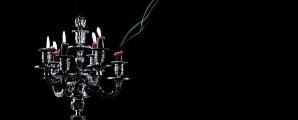 Festlicher Kerzenleuchter mit leuchtenden Kerzen