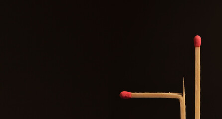 Abgeknicktes streichholz und intaktes Streichholz