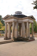 Obraz premium Blick in den Kurpark von Bad Nenndorf im Kreis Schaumburg in Niedersachsen 
