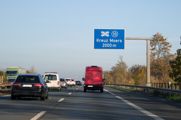 Autobahntafel, Ausfahrt Kreuz Moers auf Autobahn A57 in Richtung Nijmegen