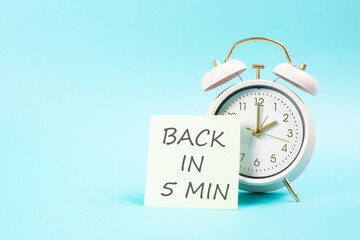 Back in 5 min, note on paper, message, working break, be right back, office desk, alarm clock
