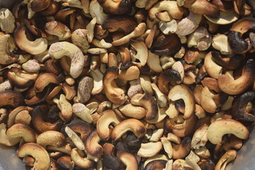 Amontoado de castanhas de caju levemente queimadas torradas no interior do nordeste brasileiro