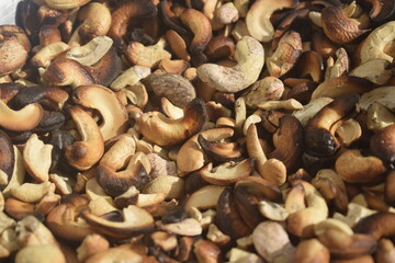 Monte de castanhas de caju assadas no fogo vistas de cima, castanhas levemente queimadas