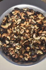 Castanhas assadas, bacia cheia de castanha de caju torrada de forma tradicional