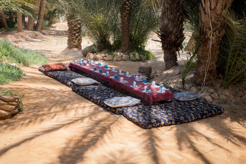 Pormenor de um banquete de almo&ccedil;o no meio do deserto do Saara, um evento cultural tradicional tunisino.