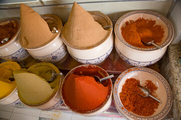 Detalhe de especiarias trituradas, prepara&ccedil;&atilde;o de refei&ccedil;&otilde;es pratos tradicionais tunisinos.