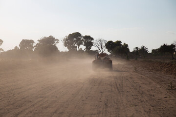 Detalhe foto desfocada de carro todo-terreno em a&ccedil;&atilde;o, transmitir movimento e aventura. 