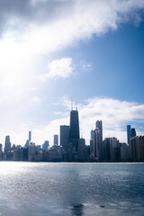 Naklejka premium Chicago skyline across Lake Michigan on a clear winter day