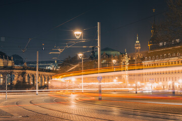 Stra&szlig;enbahn in der Altstadt von Dresden in der Nacht