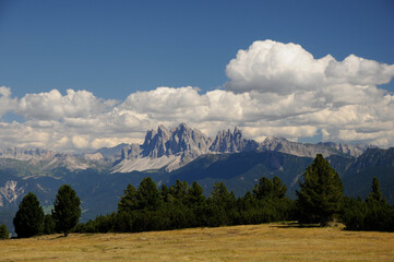 Fototapeta premium Blick vom Villanderer Berg zu den Dolomiten