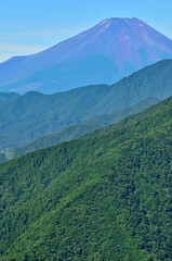 Fototapeta premium 道志山塊の道志山稜縦走コース 赤鞍ヶ岳のウバガ岩より富士山を望む 
