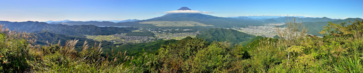 道志山塊の杓子山山頂からの富士山を望むパノラマ
